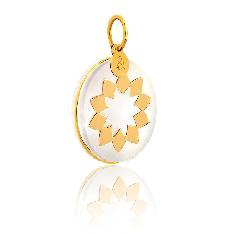 White mother-of-pearl sun pendant medal 18 carat gold