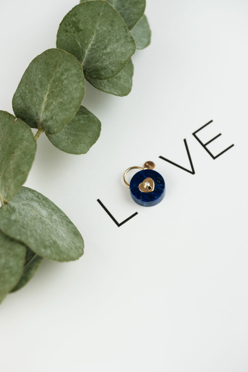 Medal pendant the precious padlock lapis lazuli 18 carat yellow gold recycled natural stone mineral jewelry