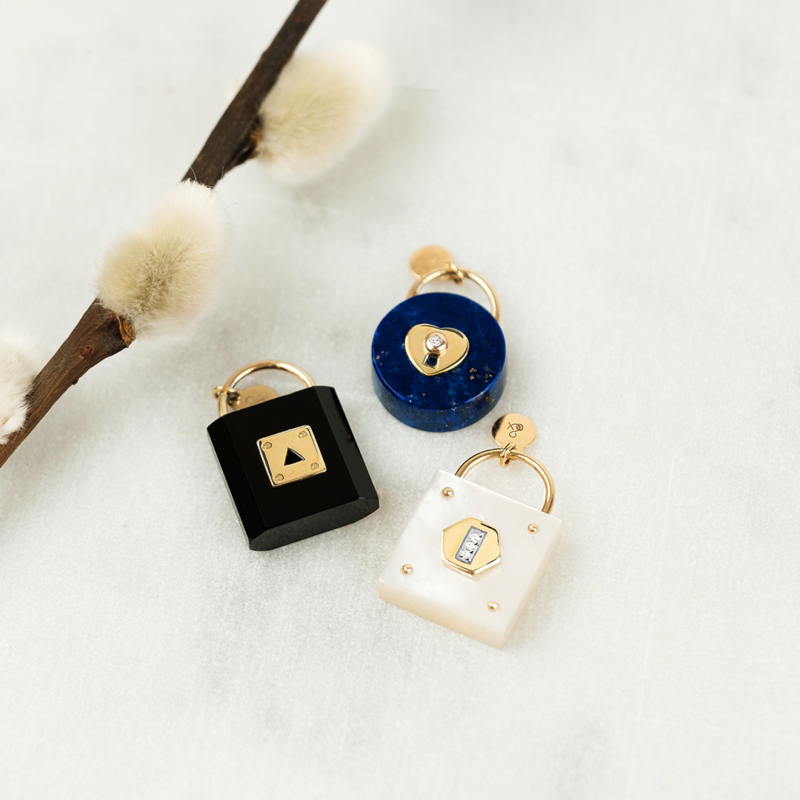Medals pendants the precious Cadenas lapis lazuli onyx white mother-of-pearl natural stones 18 carat yellow gold recycled mineral jewelry