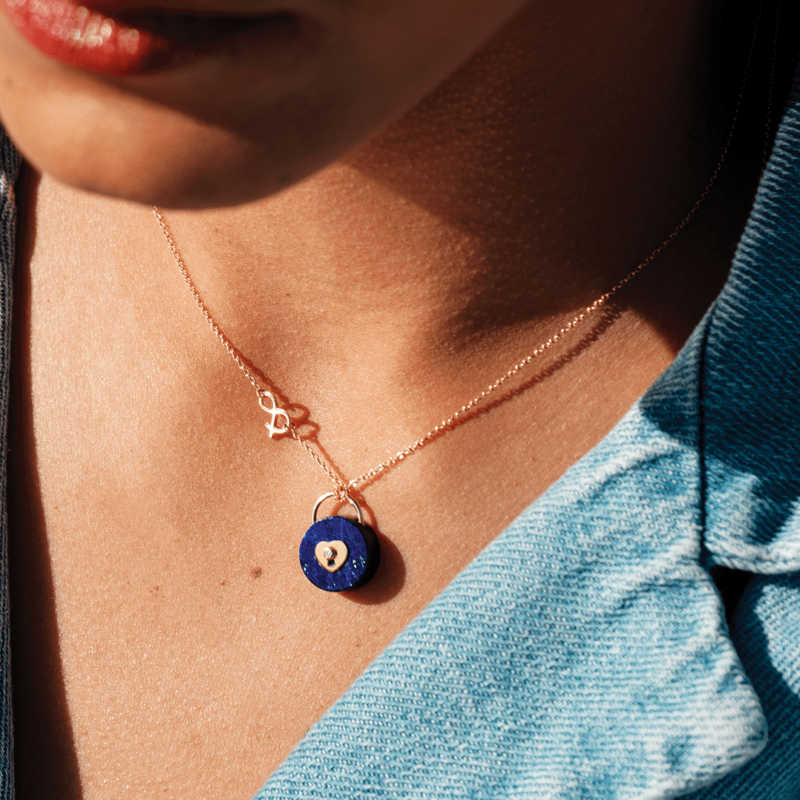 Médaille pendentif or jaune 18 carats recyclé médaille cadenas lapis lazuli femme love amour mineral joaillerie pierres naturelles esperluette