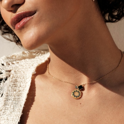 Médaille pendentif or jaune 18 carats recyclé médaille soleil nacre jaune médaille Céleste onyx or pierres naturelles